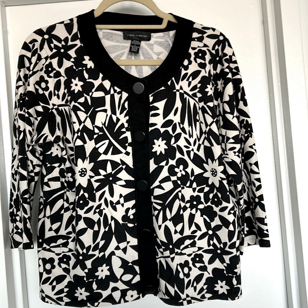 Black & white ¾ sleeves top.